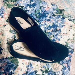 Navy Canvas Slip On - Tom’s - Sz 6. EUC